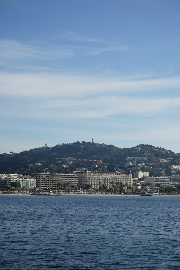 Le Carlton vue de la mer avec l'observatoire en arrière plan